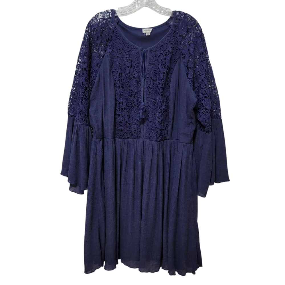 Avenue | Crochet Lace Bell Sleeve Dress in Navy Blue Size 18/20